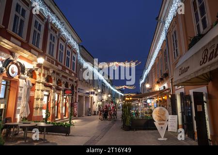 Bild der Weihnachtsdekoration in der Fußgängerzone von Dunavska Ulica in Novi Sad, Serbien, an einem Winterabend. Novi Sad ist die zweite große Stockfoto