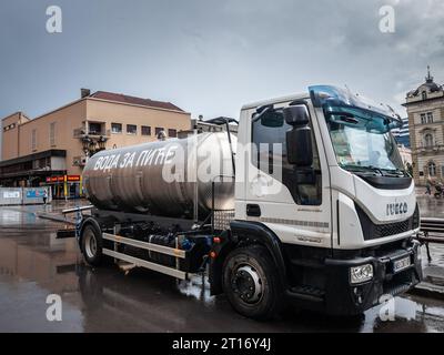 Bild eines Tankwagens mit Trinkwasser im Bereitschaftszustand im Stadtzentrum von Novi Sad, Serbien, der darauf wartet, Wasser zu verteilen. Stockfoto