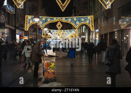 Bild der Belgrader Weihnachtsdekoration auf der Kneza Mihailova (knez mihailo) Straße bei Nacht mit einer Menge Fußgänger zu Fuß in Belgrad, Stockfoto