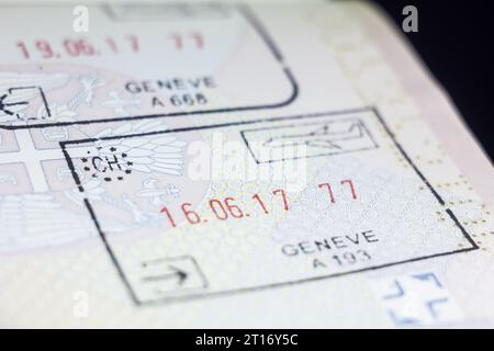 Bild eines eu-Standardpassstempels der Schweiz, aufgenommen in einem serbischen Pass. Stockfoto