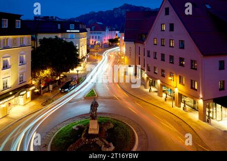Füssen, Deutschland – 17. September 2023. Füssen Nacht Stadtbild Bayern Deutschland. Nachtblick auf die Hauptstraße durch die bayerische Stadt Füssen. Stockfoto