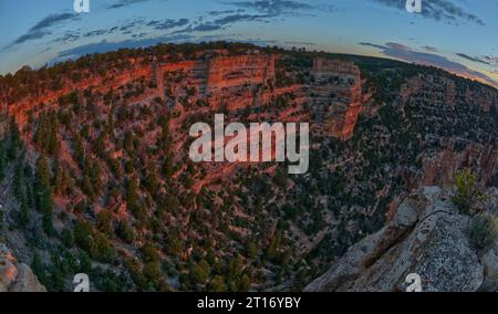 Die Klippen von Cape Royal am Nordrand des Grand Canyon Arizona, beleuchtet vom roten Leuchten der aufgehenden Sonne. Stockfoto