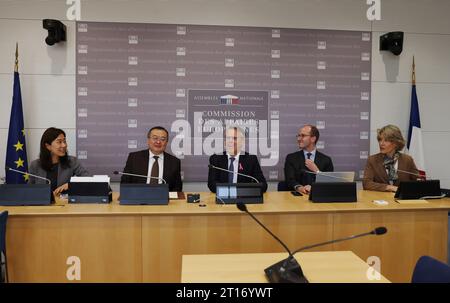 Paris, Frankreich. Oktober 2023. Liu Jianchao (2. L), Leiter der Internationalen Abteilung des Zentralkomitees der Kommunistischen Partei Chinas (KPC), trifft am 10. Oktober 2023 in Paris, Frankreich, mit dem Vorsitzenden der Gruppe der Freundschaft zwischen Frankreich und China der französischen Nationalversammlung Eric Alauzet (3. R) zusammen. Liu Jianchao leitete eine Delegation der KPC zu einem Besuch in Frankreich vom 8. Bis 11. Oktober. Quelle: Gao Jing/Xinhua/Alamy Live News Stockfoto