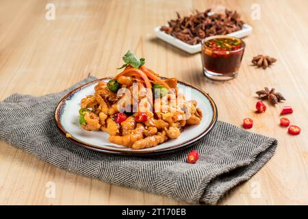 Würziger Thai-Salat mit gekochten Hühnerfüßen und Chilisauce（ohne Knochen） Stockfoto