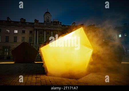 London, Großbritannien. Oktober 2023. Die Installation des marokkanischen Künstlers Amine El Gotaib „Illuminate the Light“ im Innenhof des Somerset House. Im Rahmen der Contemporary African Art Fair 1-54 präsentiert El Gotaib sechs individuelle geometrische Skulpturen, die von den Samen eines Granatapfels inspiriert sind, die sich in der Abenddämmerung in leuchtende Installationen verwandeln und die Philosophie des Künstlers unterstreichen, dass „aus der Dunkelheit heraus Licht entsteht“. Guy Corbishley/Alamy Live News Stockfoto