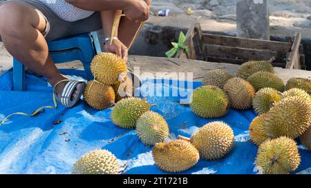 Landschaftsfoto eines Obstverkäufers am Straßenrand, Sulawesi-Achse am Nachmittag in Pinrang City, Indonesien Stockfoto