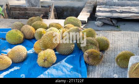 Landschaftsfoto eines Obstverkäufers am Straßenrand, Sulawesi-Achse am Nachmittag in Pinrang City, Indonesien Stockfoto
