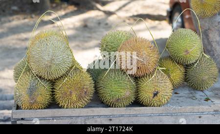 Landschaftsfoto eines Obstverkäufers am Straßenrand, Sulawesi-Achse am Nachmittag in Pinrang City, Indonesien Stockfoto