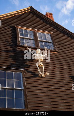 Salem, MA. Halloween-Dekorationsfest in der Derby Street in der Innenstadt von Salem, MA. Oktober 2023. Veronica Bruno / Alamy Live News Stockfoto