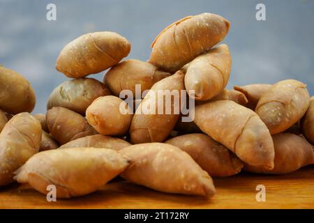 Pisang Molen ist ein leichtes Gericht aus Bananen, das mit Teigrollen beschichtet und dann in Öl frittiert wird. Stockfoto