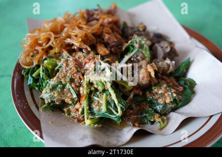 Pecel ist ein traditioneller javanischer Salat mit Erdnusssauce, der normalerweise mit Kohlenhydraten (gedämpfter Reis, Lontong oder Ketupat) gegessen wird. Hauptzutaten. Stockfoto