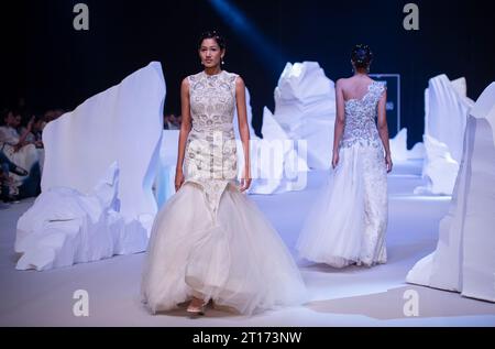 Neu-Delhi, Indien. Oktober 2023. Models zeigen Kreationen des indischen Designers Samant Chauhan während der Lakme Fashion Week x FDCI in Neu-Delhi, Indien, 11. Oktober 2023. Quelle: Javed Dar/Xinhua/Alamy Live News Stockfoto