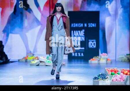 Neu-Delhi, Indien. Oktober 2023. Ein Modell zeigt eine Kreation des indischen Designers Ashish Soni während der Lakme Fashion Week x FDCI in Neu-Delhi, Indien, 11. Oktober 2023. Quelle: Javed Dar/Xinhua/Alamy Live News Stockfoto