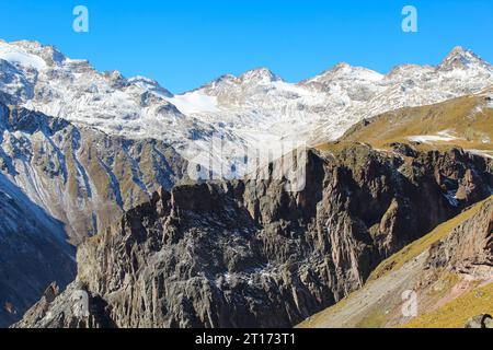 Der Blick auf die verwüstete vulkanische Landschaft auf dem Treck zum Mount Elbrus, Russland. Panorama, Kopierraum für Text Stockfoto