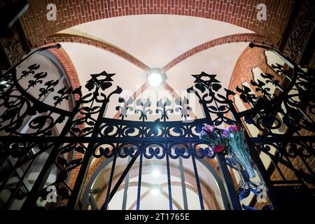 Berlin, Deutschland. Oktober 2023. Am Tor des Vordergebäudes der Synagoge Rykestraße im Berliner Stadtteil Prenzlauer Berg hängen Blumen. Quelle: Christoph Soeder/dpa/Alamy Live News Stockfoto