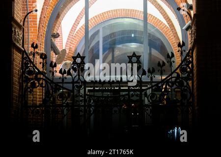 Berlin, Deutschland. Oktober 2023. Das Tor am Vordergebäude der Synagoge Rykestraße im Berliner Stadtteil Prenzlauer Berg. Quelle: Christoph Soeder/dpa/Alamy Live News Stockfoto