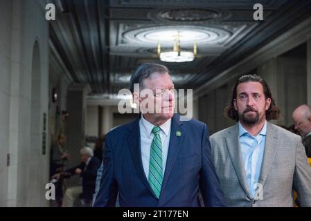 Washington, Usa. Oktober 2023. Der Repräsentant der Vereinigten Staaten Tom Cole (Republikaner von Oklahoma) im Longworth House Office Building vor einer Konferenz, um die Kandidaten für den Sprecher des Repräsentantenhauses am Mittwoch, den 11. Oktober 2023 in Washington, DC, USA, zu hören. Die Republikaner des Repräsentantenhauses arbeiten daran, eine Nominierung für den Sprecher zu wählen, nachdem der Sprecher des Repräsentantenhauses Kevin McCarthy (Republikaner von Kalifornien) abgesetzt wurde. Foto: Annabelle Gordon/CNP/ABACAPRESS.COM Credit: Abaca Press/Alamy Live News Stockfoto