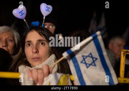 Montevideo, Uruguay. Oktober 2023. Die Menschen zeigen Solidarität mit Israel auf der Rambla. Die Mobilisierung wurde von allen jüdischen Gemeindeverbänden in Uruguay gefordert. Quelle: Santiago Mazzarovich/dpa/Alamy Live News Stockfoto