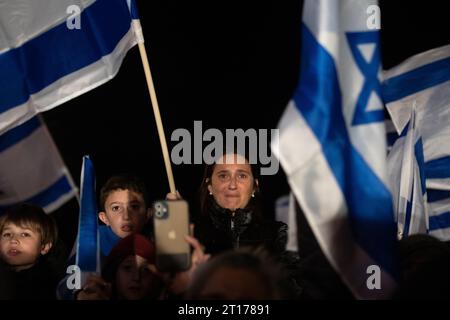 Montevideo, Uruguay. Oktober 2023. Die Menschen zeigen Solidarität mit Israel auf der Rambla. Die Mobilisierung wurde von allen jüdischen Gemeindeverbänden in Uruguay gefordert. Quelle: Santiago Mazzarovich/dpa/Alamy Live News Stockfoto