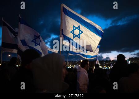 Montevideo, Uruguay. Oktober 2023. Die Menschen zeigen Solidarität mit Israel auf der Rambla. Die Mobilisierung wurde von allen jüdischen Gemeindeverbänden in Uruguay gefordert. Quelle: Santiago Mazzarovich/dpa/Alamy Live News Stockfoto