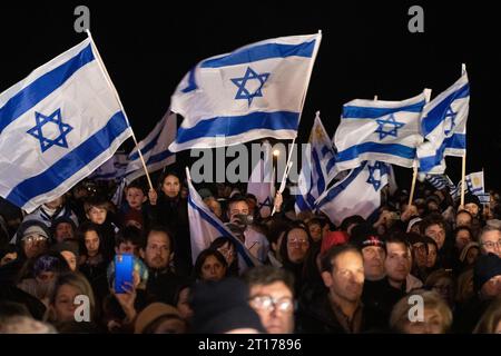 Montevideo, Uruguay. Oktober 2023. Die Menschen zeigen Solidarität mit Israel auf der Rambla. Die Mobilisierung wurde von allen jüdischen Gemeindeverbänden in Uruguay gefordert. Quelle: Santiago Mazzarovich/dpa/Alamy Live News Stockfoto