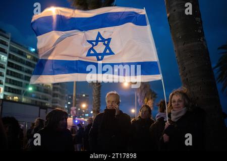 Montevideo, Uruguay. Oktober 2023. Die Menschen zeigen Solidarität mit Israel auf der Rambla. Die Mobilisierung wurde von allen jüdischen Gemeindeverbänden in Uruguay gefordert. Quelle: Santiago Mazzarovich/dpa/Alamy Live News Stockfoto