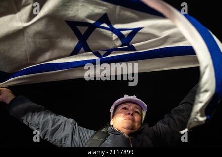 Montevideo, Uruguay. Oktober 2023. Die Menschen zeigen Solidarität mit Israel auf der Rambla. Die Mobilisierung wurde von allen jüdischen Gemeindeverbänden in Uruguay gefordert. Quelle: Santiago Mazzarovich/dpa/Alamy Live News Stockfoto