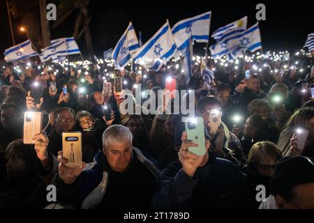 Montevideo, Uruguay. Oktober 2023. Die Menschen zeigen Solidarität mit Israel auf der Rambla. Die Mobilisierung wurde von allen jüdischen Gemeindeverbänden in Uruguay gefordert. Quelle: Santiago Mazzarovich/dpa/Alamy Live News Stockfoto