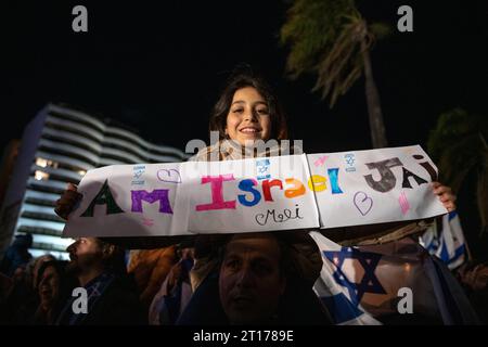 Montevideo, Uruguay. Oktober 2023. Die Menschen zeigen Solidarität mit Israel auf der Rambla. Die Mobilisierung wurde von allen jüdischen Gemeindeverbänden in Uruguay gefordert. Quelle: Santiago Mazzarovich/dpa/Alamy Live News Stockfoto