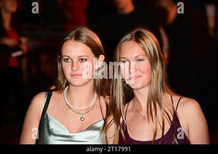 Odeon Luxe, Leicester Square, London, Großbritannien. Oktober 2023. Lettie de Beaujeu und Thea de Beaujeu nehmen an der Weltpremiere von Doctor Jekyll mit Eddie Izzard in London Teil. Quelle: Siehe Li/Picture Capital/Alamy Live News Stockfoto