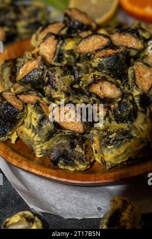 Gebratene Seetang-Hähnchenbrötchen. Food-Fotografie-Konzept für Menü. Hausgemachte, gekochte Speisen. Selektive Fokusaufnahme. Stockfoto