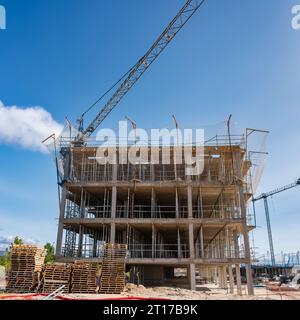 Gebäude im Bau mit Kränen und Gerüsten im neuen Erweiterungsgebiet, Madrid, Spanien. Stockfoto