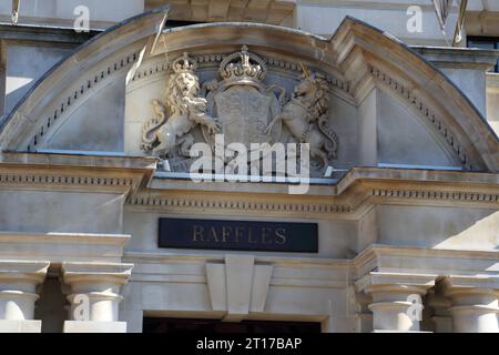 Eintritt zum Raffles Hotel im OWO, Whitehall, London, Großbritannien Stockfoto