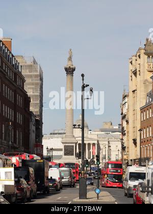 Blick von Whitehall in Richtung Trafalgar Square und Nelson Column, London, Großbritannien Stockfoto