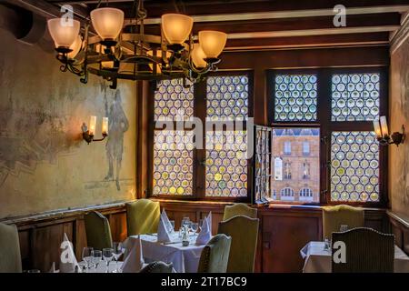 Straßburg, Frankreich - Mai 31 2023: Speisesaal des Restaurants Maison Kammerzell House in einem kunstvollen Fachwerkhaus aus dem 15. Jahrhundert auf dem Domplatz Stockfoto