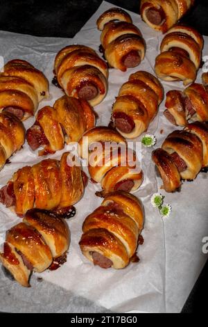 Frisch gebackene Twisted Sausage Rolls. Fotokonzept für Speisen. Selektive Fokusaufnahme. Stockfoto