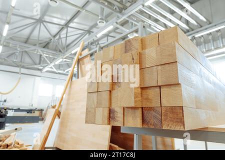 Gestapelte Holzstangen in der Werkstatt der Möbelherstellung Stockfoto