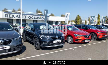 Bordeaux , Frankreich - 10 11 2023 : renault Gelegenheiten renault Renewal-Text und Markenlogo Auto auf Händlerniederlassung Filialstation Garage Gebrauchtfahrzeug Stockfoto