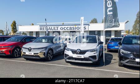 Bordeaux, Frankreich - 10 11 2023 : Renault erneuert den Parkplatz des Händlerbetriebs in frankreich Stockfoto