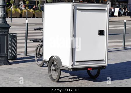 Cargo-Fahrrad mit Lagenbox für Lieferung im Stadtzentrum Stockfoto