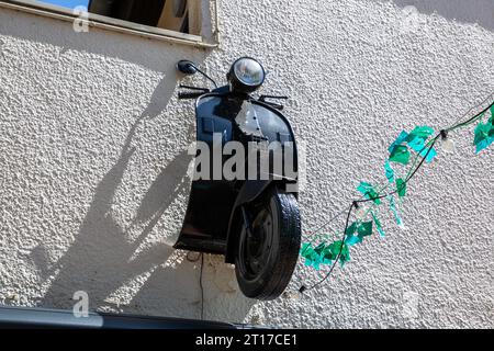 Bordeaux , Frankreich - 09 22 2023 : vespa Roller schneiden Motorrad italienisch in Wand Fassaden Dekoration Gebäude Stockfoto