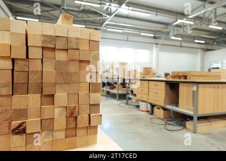 Gestapelte Holzstangen in der Werkstatt der Möbelherstellung Stockfoto