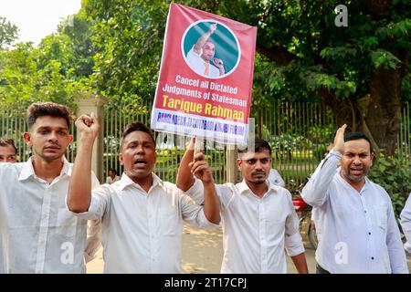 Dhaka, Bangladesch, 11. Oktober 2023. Pro-BNP-Anwälte versammelten sich zu einem Protest und bildeten eine Menschenkette vor dem Obersten Gerichtshof und forderten, dass Khaleda Zia, Vorsitzender der BNP (Bangladesch Nationalist Party), das verfassungsmäßige Recht auf eine fortgeschrittene Behandlung im Ausland, am 11. Oktober 2023 in Dhaka, Bangladesch, bestätigt wird. Khaleda Zia wurde in das Old Dhaka Zentralgefängnis gebracht, sie wurde am 8. Februar 2018 in einem Fall des Zia Waisenhaus Trust von einem unteren Gericht verurteilt. Am 25. März 2020 wurde die BNP-Chefin auf Befehl der Exekutive aus dem Gefängnis entlassen, unter Berücksichtigung ihres Alters und ihres humanitären Grundes Stockfoto