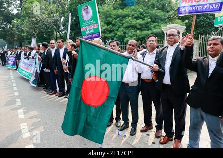 Dhaka, Bangladesch, 11. Oktober 2023. Pro-BNP-Anwälte versammelten sich zu einem Protest und bildeten eine Menschenkette vor dem Obersten Gerichtshof und forderten, dass Khaleda Zia, Vorsitzender der BNP (Bangladesch Nationalist Party), das verfassungsmäßige Recht auf eine fortgeschrittene Behandlung im Ausland, am 11. Oktober 2023 in Dhaka, Bangladesch, bestätigt wird. Khaleda Zia wurde in das Old Dhaka Zentralgefängnis gebracht, sie wurde am 8. Februar 2018 in einem Fall des Zia Waisenhaus Trust von einem unteren Gericht verurteilt. Am 25. März 2020 wurde die BNP-Chefin auf Befehl der Exekutive aus dem Gefängnis entlassen, unter Berücksichtigung ihres Alters und ihres humanitären Grundes Stockfoto