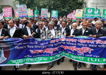 Dhaka, Bangladesch, 11. Oktober 2023. Pro-BNP-Anwälte versammelten sich zu einem Protest und bildeten eine Menschenkette vor dem Obersten Gerichtshof und forderten, dass Khaleda Zia, Vorsitzender der BNP (Bangladesch Nationalist Party), das verfassungsmäßige Recht auf eine fortgeschrittene Behandlung im Ausland, am 11. Oktober 2023 in Dhaka, Bangladesch, bestätigt wird. Khaleda Zia wurde in das Old Dhaka Zentralgefängnis gebracht, sie wurde am 8. Februar 2018 in einem Fall des Zia Waisenhaus Trust von einem unteren Gericht verurteilt. Am 25. März 2020 wurde die BNP-Chefin auf Befehl der Exekutive aus dem Gefängnis entlassen, unter Berücksichtigung ihres Alters und ihres humanitären Grundes Stockfoto