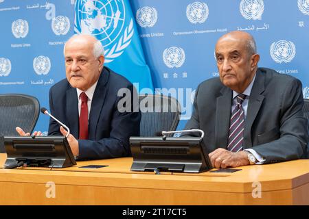 New York, Usa. Oktober 2023. Pressekonferenz des palästinensischen Botschafters Riad Mansour mit dem Ständigen Beobachter der Liga der Arabischen Staaten, Magister Abdelaziz, im Hauptquartier der Vereinten Nationen in New York. Während des Briefings verlangte der Botschafter, dass humanitäre Hilfe in Gaza gewährt werden sollte und dass Israel die Vergeltungsmaßnahmen für den Terroranschlag der Hamas beendet. Auf die Frage nach Geiseln, die von der Hamas gehalten werden, sagte der Botschafter, dass er nicht Gaza repräsentiere und Israel als "die andere Seite" bezeichnete. (Foto: Lev Radin/Pacific Press) Credit: Pacific Press Media Production Corp./Alamy Live News Stockfoto