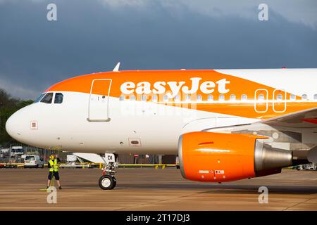 Aktenfoto vom 5/2021 eines easyJet-Flugzeugs am Flughafen Gatwick. EasyJet schlägt vor, neue Flugzeuge zu bestellen und die Dividendenzahlungen an die Aktionäre wiederaufzunehmen, nachdem sie diesen Sommer einen Rekordgewinn erzielt haben. Die Fluggesellschaft sagte, dass sie zwischen Juli und September einen Gewinn vor Steuern von 650 bis 670 Millionen Pfund erwartet. Ausgabedatum: Donnerstag, 12. Oktober 2023. Stockfoto