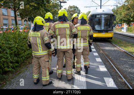 Auf der Osloer Straße in Berlin Wedding wurde eine Person von einer Straßenbahn erfasst und unter der Tram eingeklemmt. Die Berliner Feuerwehr befreite die Person und transportiere den letzten anschließen in einem Krankenhaus./in der Osloer Straße in Berlin Wedding wurde eine Person von einer Straßenbahn getroffen und unter der Straßenbahn gefangen gehalten. Die Berliner Feuerwehr befreite die Person und transportierte die Verletzten anschließend in ein Krankenhaus. Personenunfall mit Straßenbahn in Berlin *** an der Osloer Straße in Berlin Wedding wurde eine Person von einer Straßenbahn getroffen und unter der Straßenbahn der Berliner Feuerwehr gefangen gehalten Stockfoto