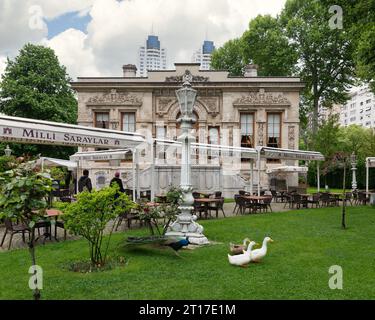 Istanbul, Türkei - 12. Mai 2023: Hofpavillon, im Innenhof des ehemaligen kaiserlichen osmanischen Sommer-Ihlamur-Pavillons, oder Ihlamur Kasri, Nisantasi-Viertel, Ihlamur Yolu Straße Stockfoto