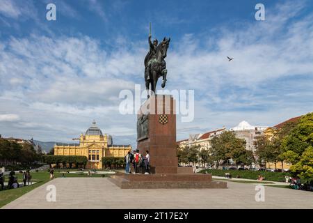 Statue des ersten Königs von Kroatien, König Tomislav in Zagreb bei einem farbenfrohen Sonnenaufgang auf dem Lenuci Hufeisen in der Unterstadt auf dem Platz Stockfoto